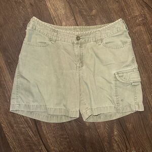 The North Face green tan khaki gorpcore longer size 6 long shorts